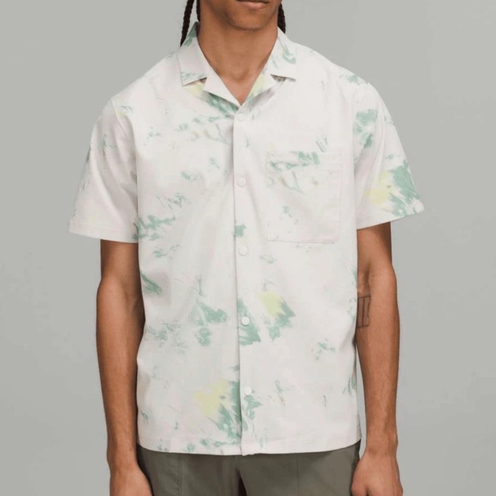 Lululemon Airing Easy Short Sleeve Camp Shirt in Gray and Green Print Size Large